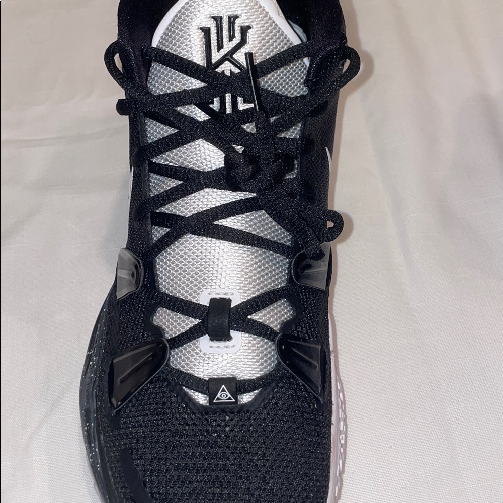 NWOT Nike Women’s black basketball shoes - Picture 3 of 3